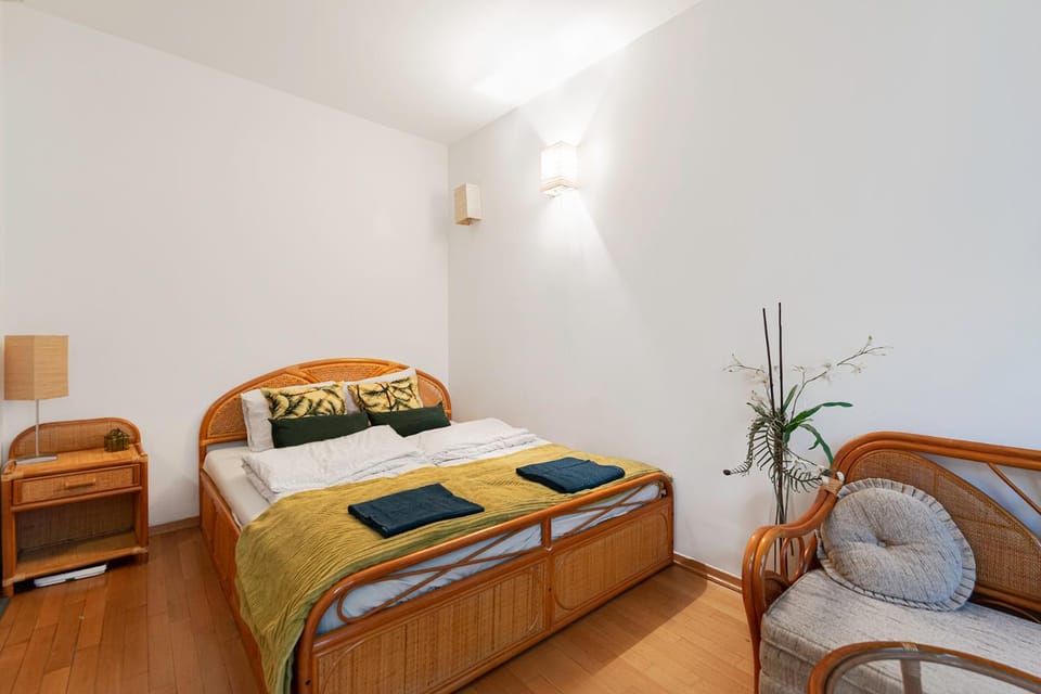 Bed, Photo of the whole room, Seating area