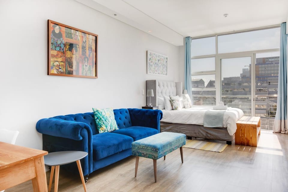 TV and multimedia, Seating area, Bedroom