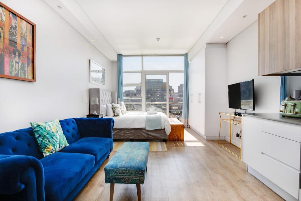 TV and multimedia, Seating area, Bedroom