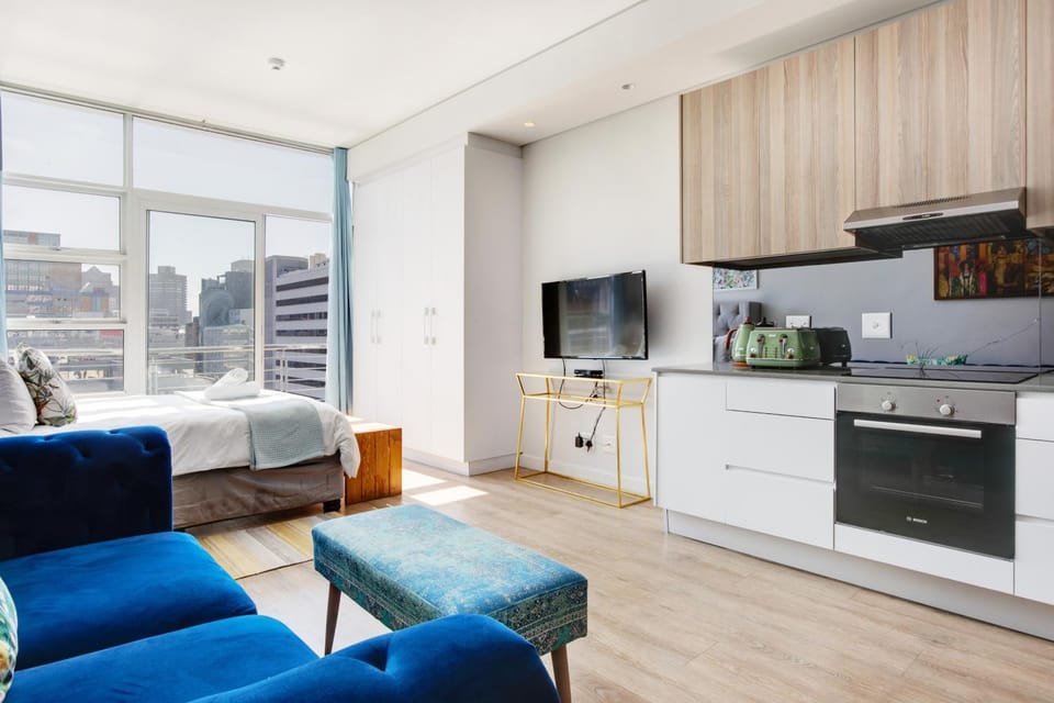 TV and multimedia, Kitchen or kitchenette, Seating area, Bedroom