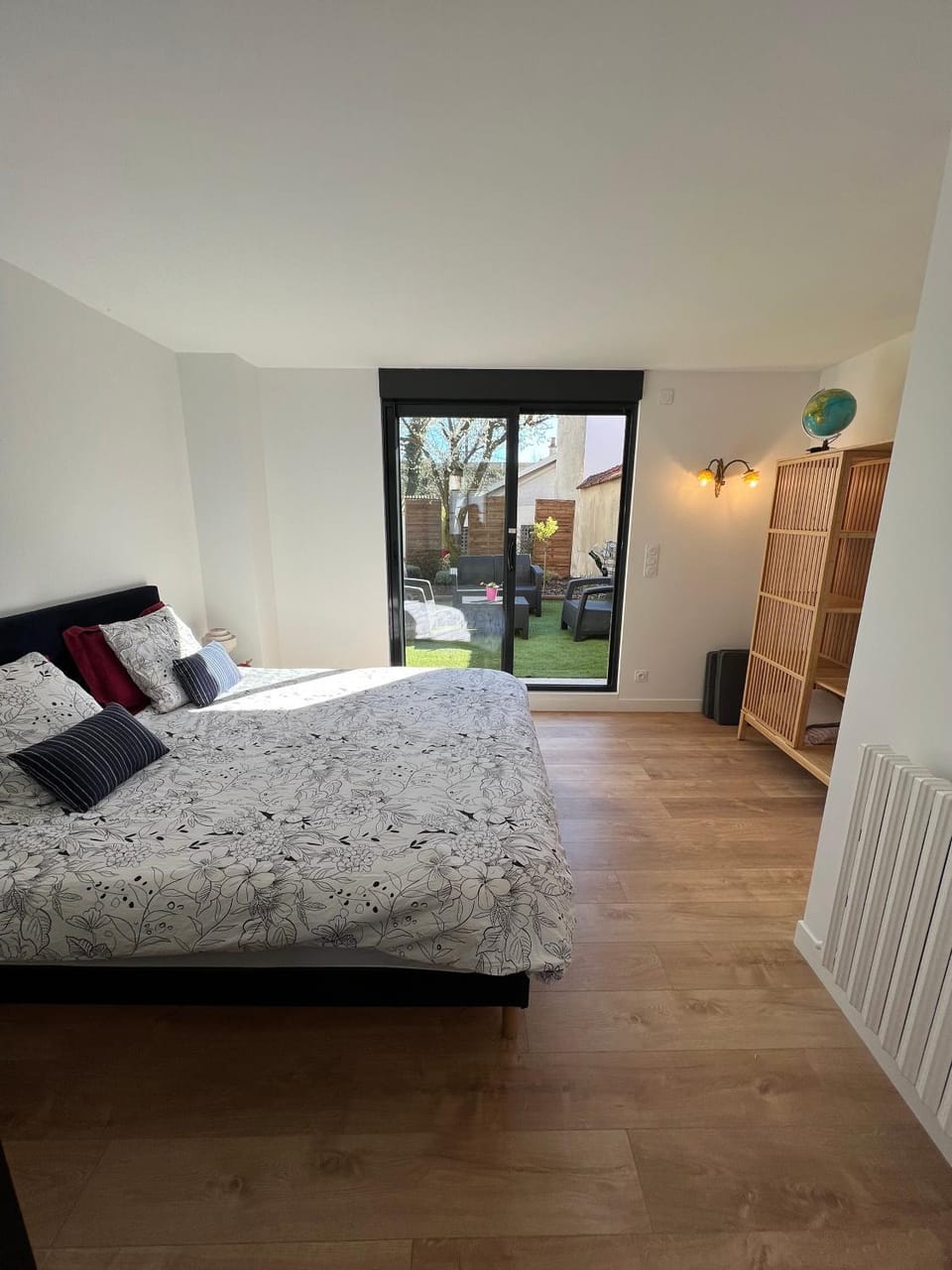 Bed, Bedroom, Garden view