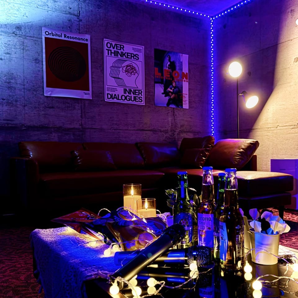 Karaoke, Living room, Food and drinks, Seating area, Food, Drinks
