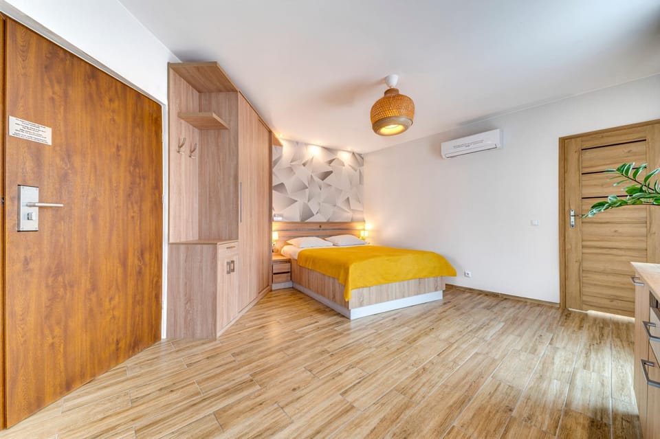 Bed, Photo of the whole room, air conditioner