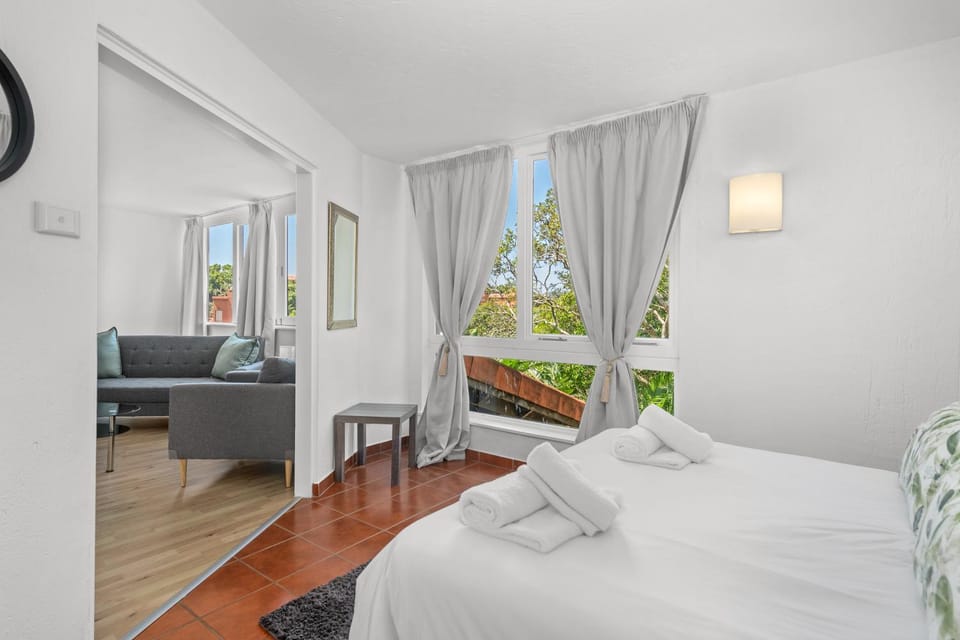 Bed, Living room, Bedroom