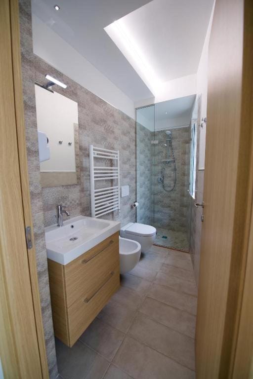 Shower, Toilet, towels