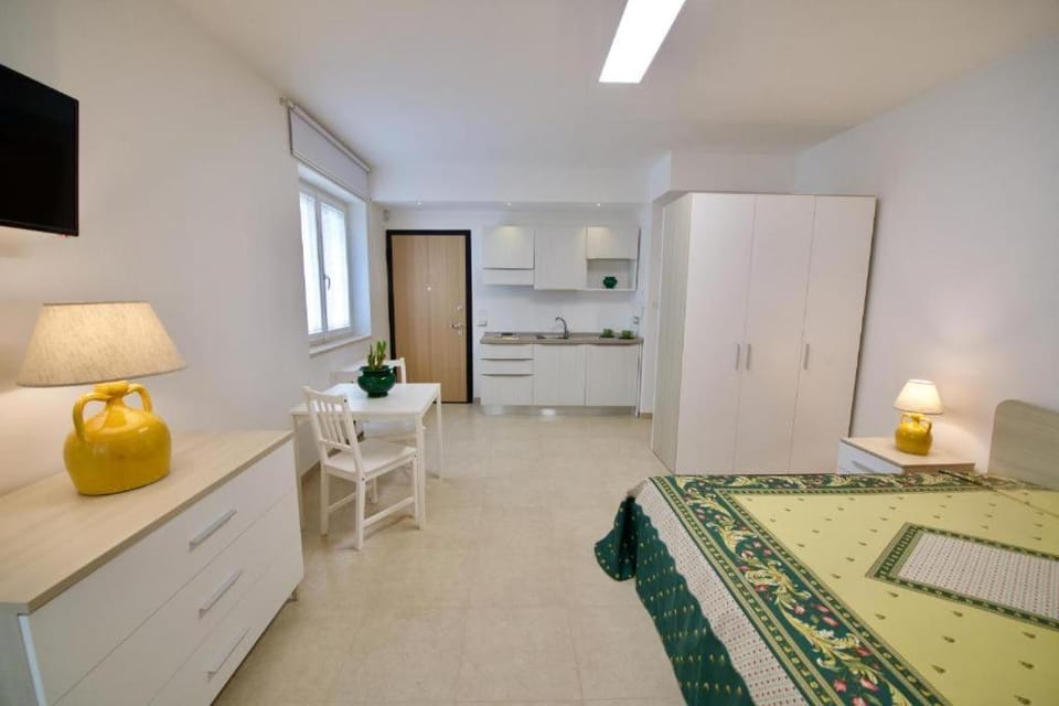 Bed, TV and multimedia, Photo of the whole room, Bedroom, minibar, wardrobe