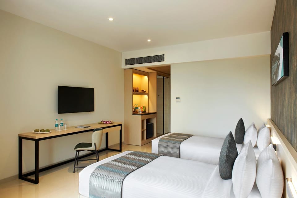 Communal lounge/ TV room, Bed, TV and multimedia, Photo of the whole room, Seating area, Bedroom, hair dresser