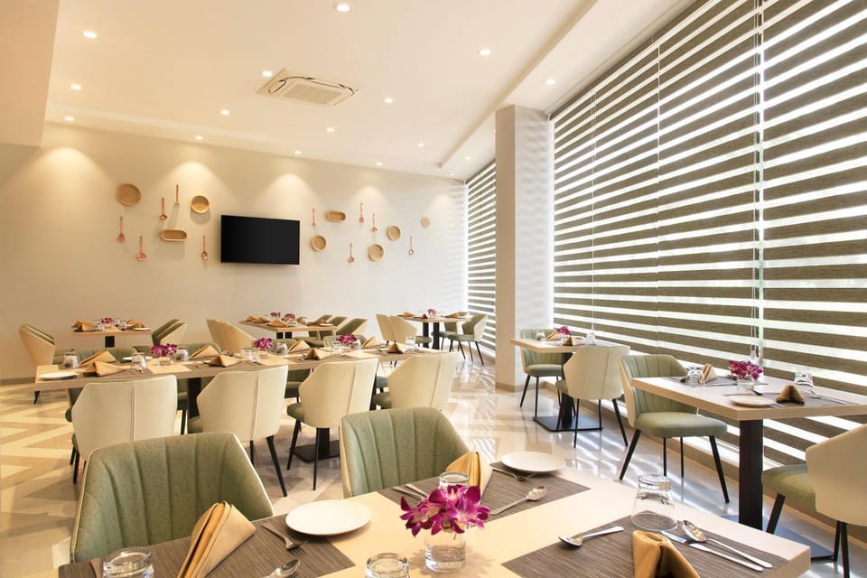 Restaurant/places to eat, Communal lounge/ TV room, TV and multimedia, Living room, Lounge or bar, Food and drinks, Seating area