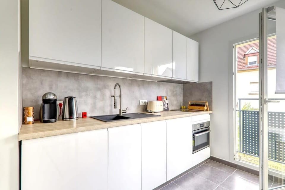 Coffee/tea facilities, Kitchen or kitchenette, oven, stove, toaster