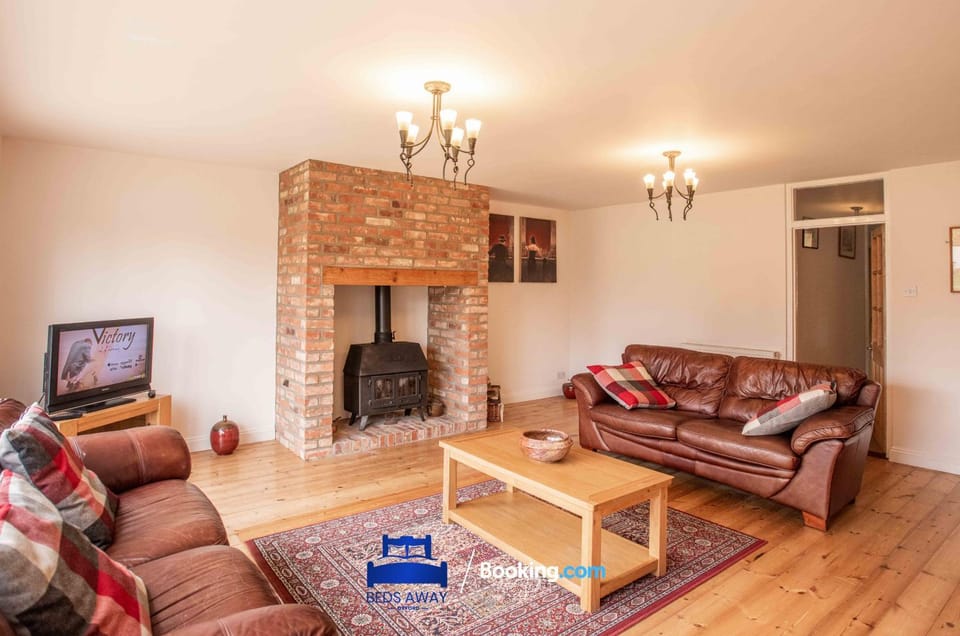 TV and multimedia, Living room, Seating area, flat iron