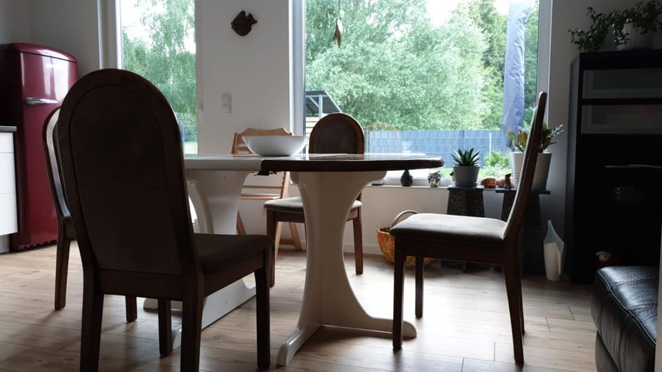 Kitchen or kitchenette, Garden view