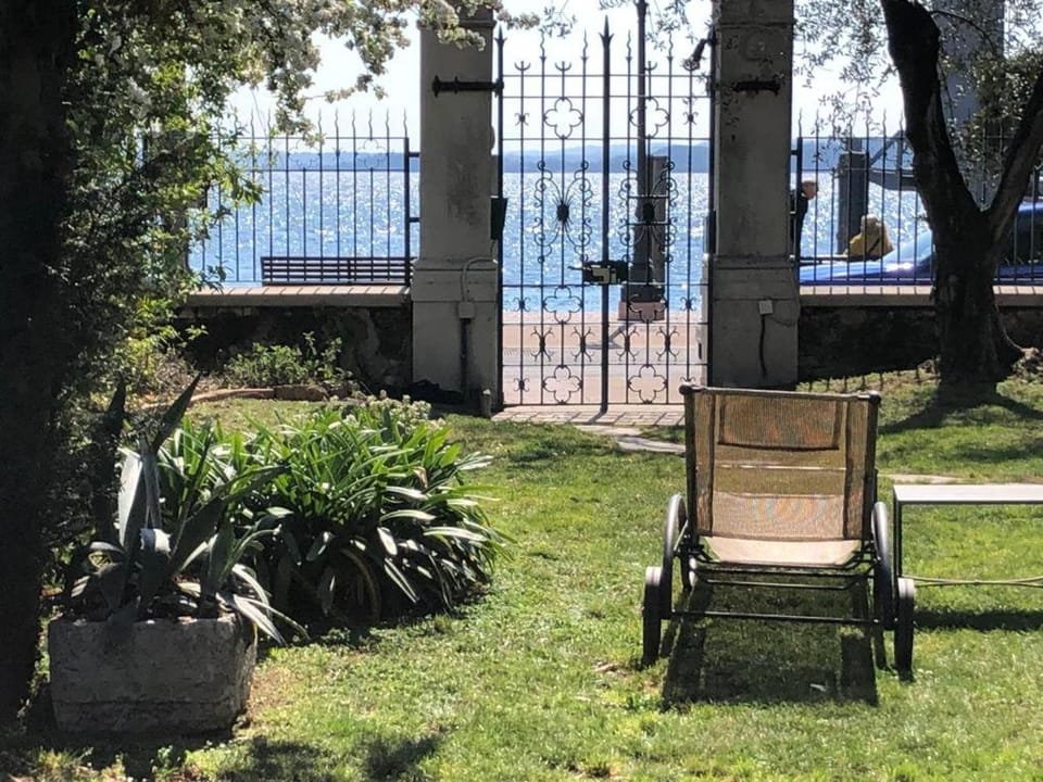Casa vacanze Gabbianella villa con giardino lungolago Maderno Apartment in Lake Garda