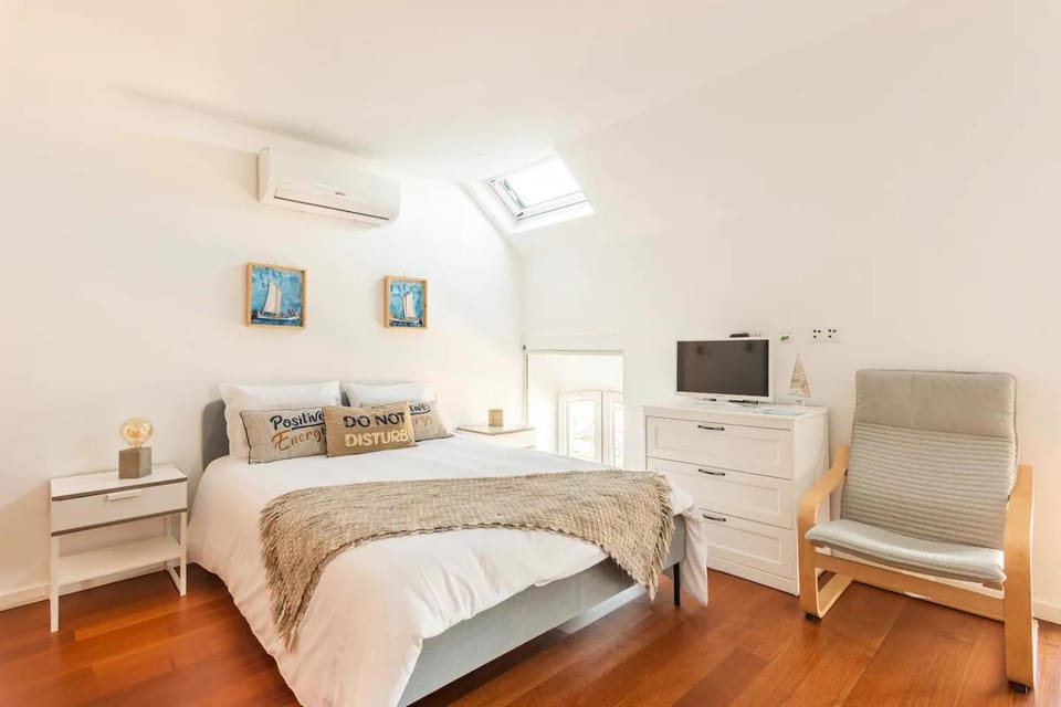 Bed, TV and multimedia, air conditioner