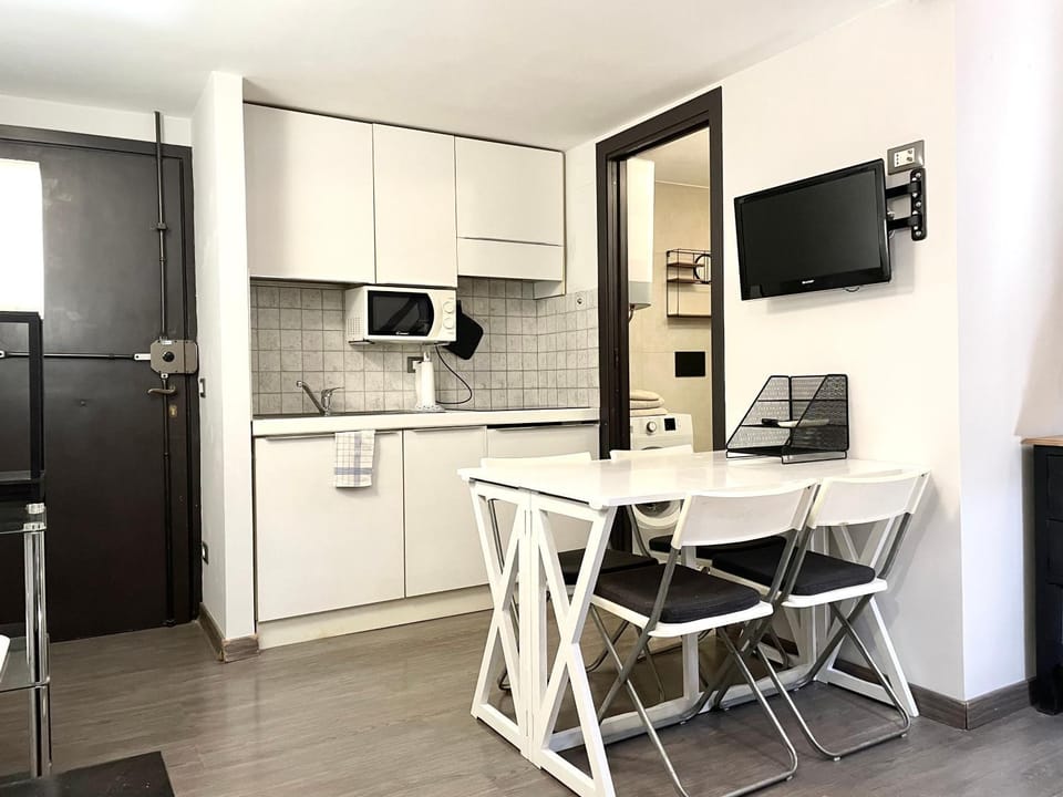 TV and multimedia, Kitchen or kitchenette, Dining area, oven, stove