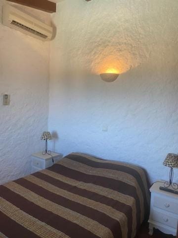 Bed, Photo of the whole room, Bedroom, air conditioner