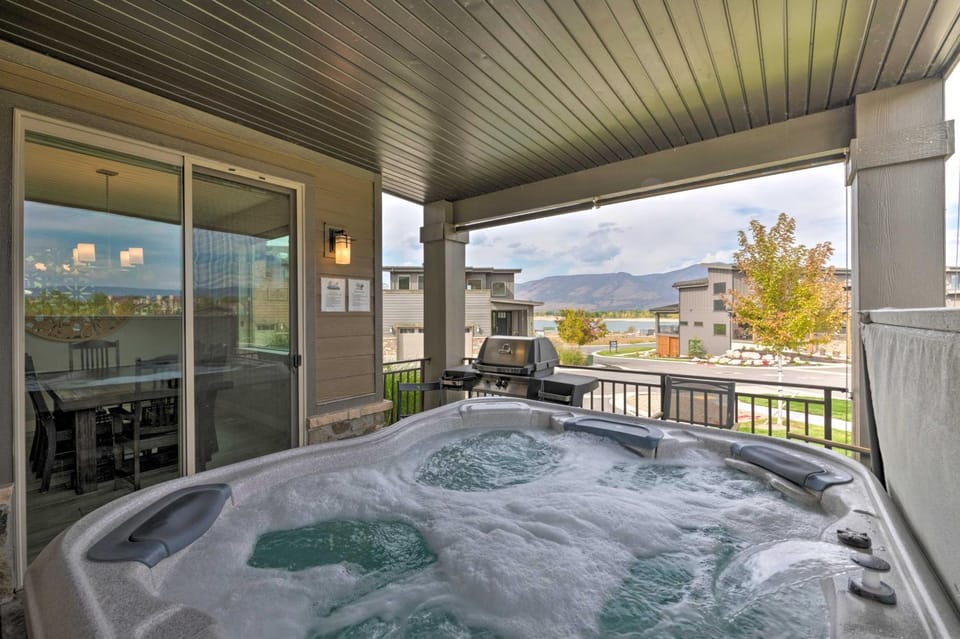Modern Huntsville Resort Retreat w/ Deck & Hot Tub House in Utah