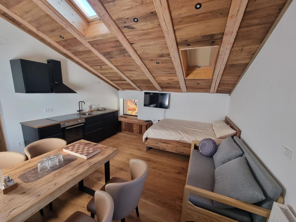Bed, TV and multimedia, Seating area, Dining area, kitchen
