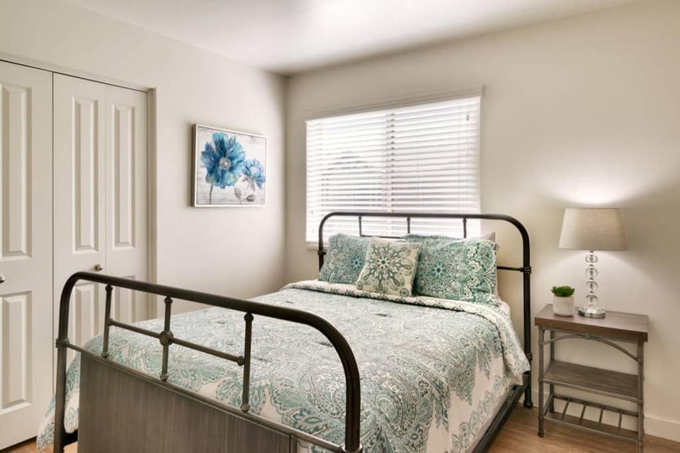 6H Spacious RedCliff Condo, Pool & Hot Tub Apartment in Utah