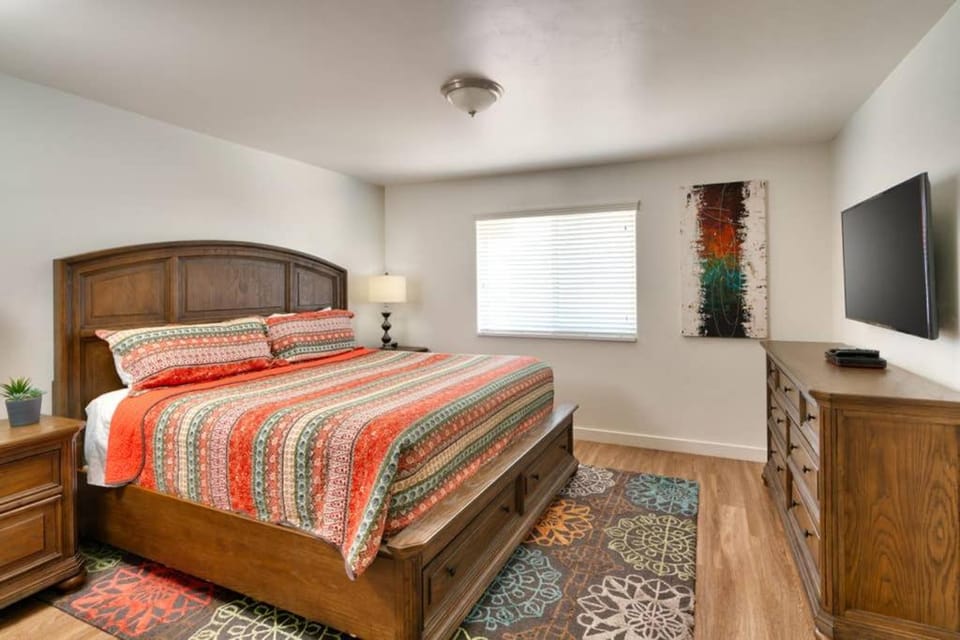 6H Spacious RedCliff Condo, Pool & Hot Tub Apartment in Utah