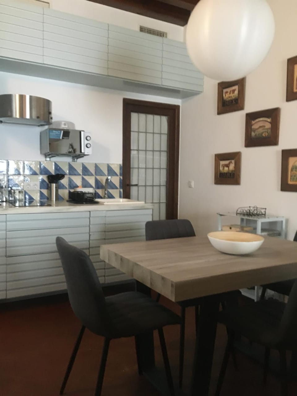 Kitchen or kitchenette, Dining area