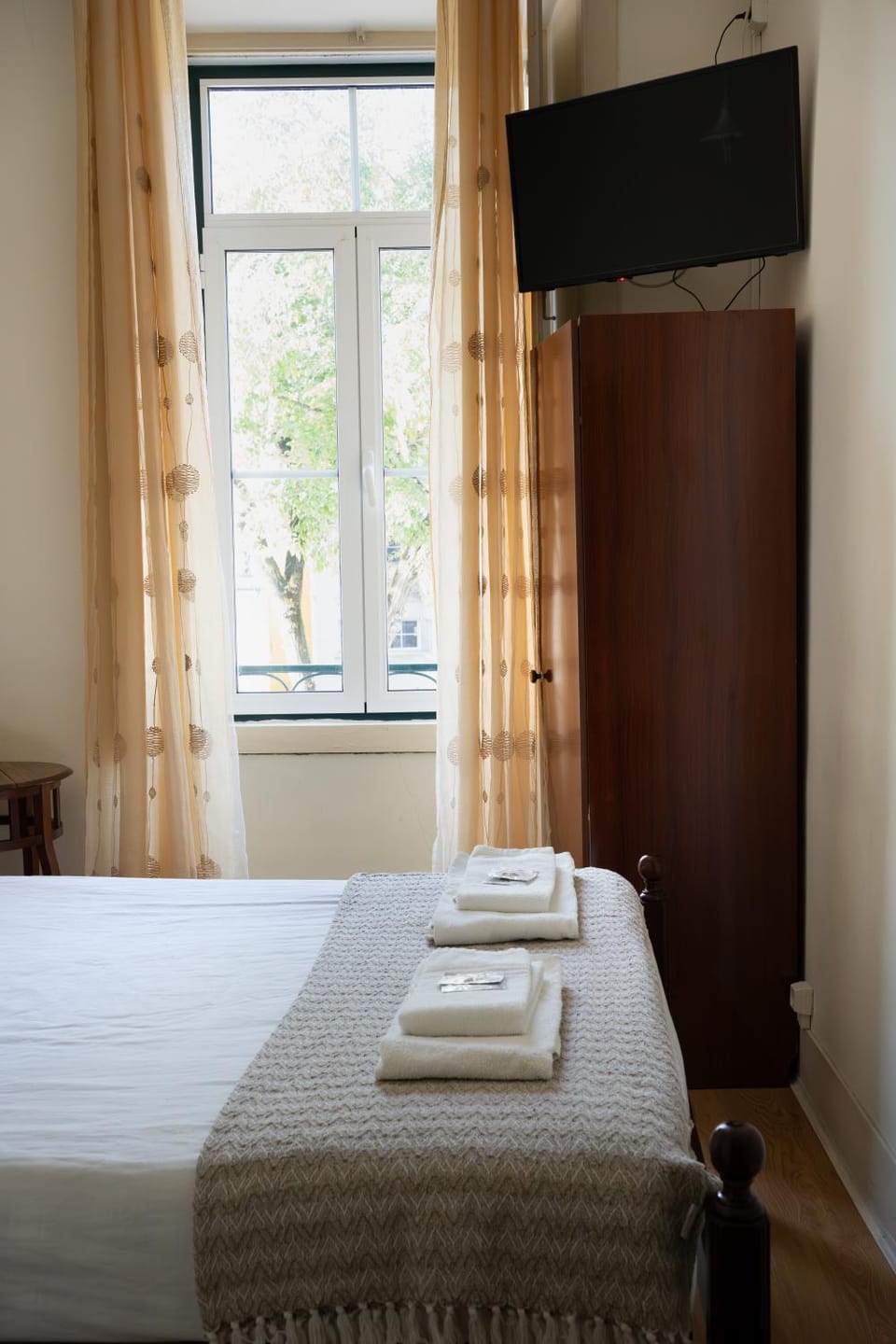 Bed, TV and multimedia, Bedroom
