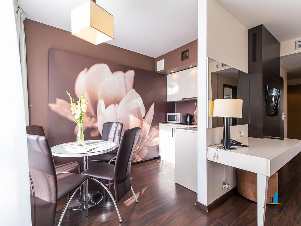 Kitchen or kitchenette, Dining area