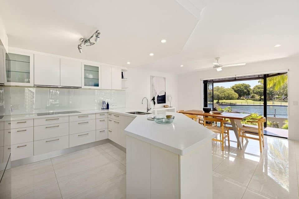 Quay Largo: Riverside Haven Apartment in Noosaville