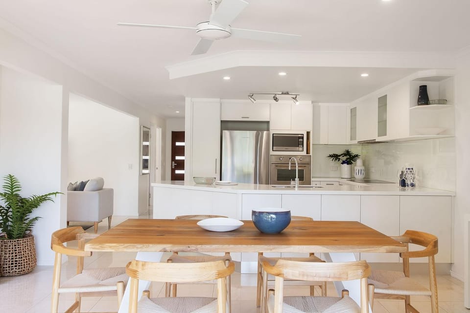 Quay Largo: Riverside Haven Apartment in Noosaville