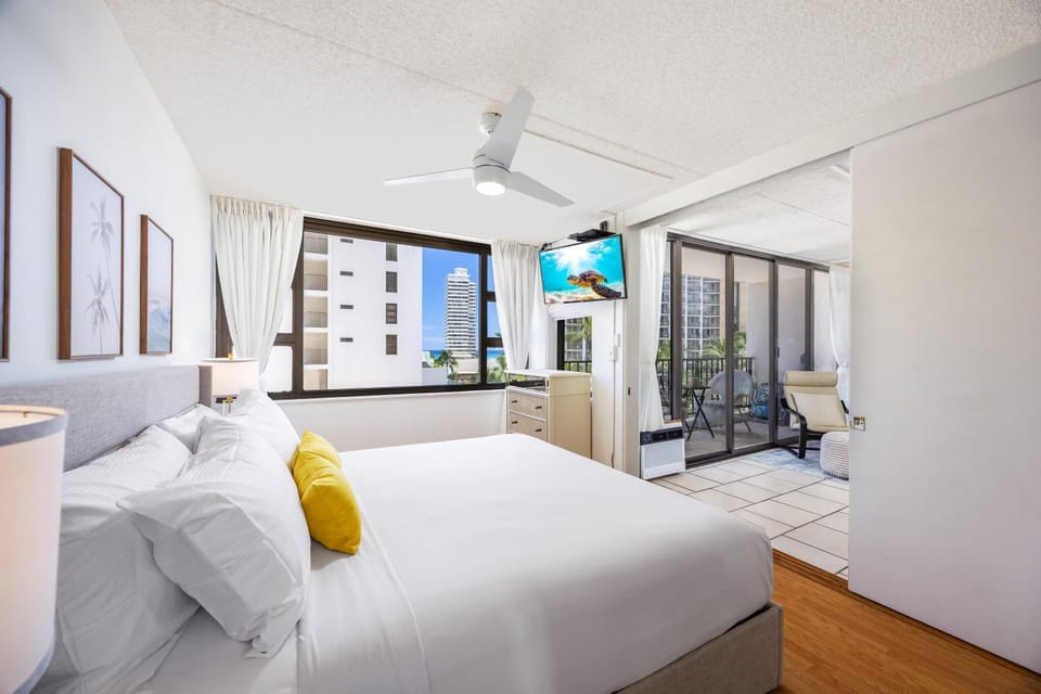 Bed, TV and multimedia, Bedroom