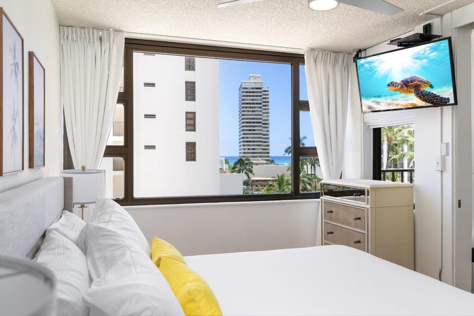Bed, TV and multimedia, Bedroom