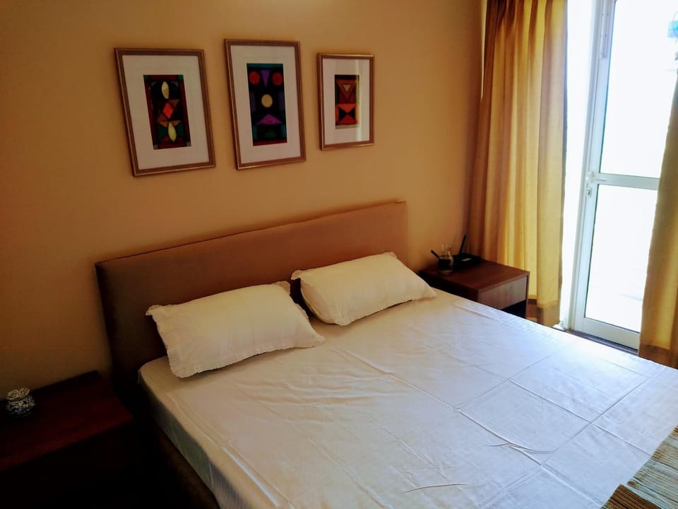 Entire Condominium Luxury Suites Perfect Getaway Apartment in Noida