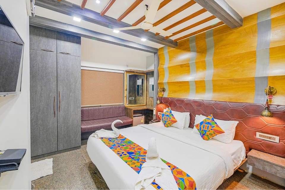 Bed, Photo of the whole room, Seating area, Bedroom
