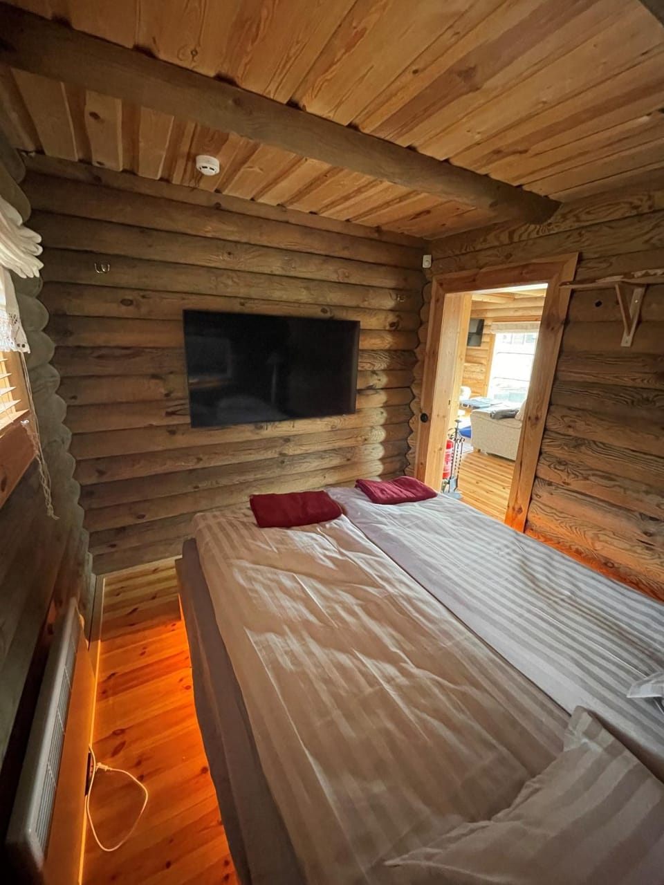 Bed, TV and multimedia, Evening entertainment, Bedroom