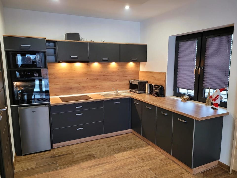 Coffee/tea facilities, Kitchen or kitchenette, oven, stove