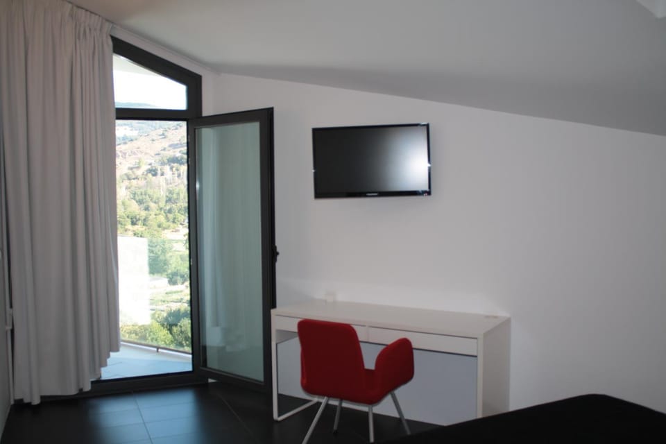 TV and multimedia, View (from property/room), Balcony/Terrace, Seating area, Bedroom