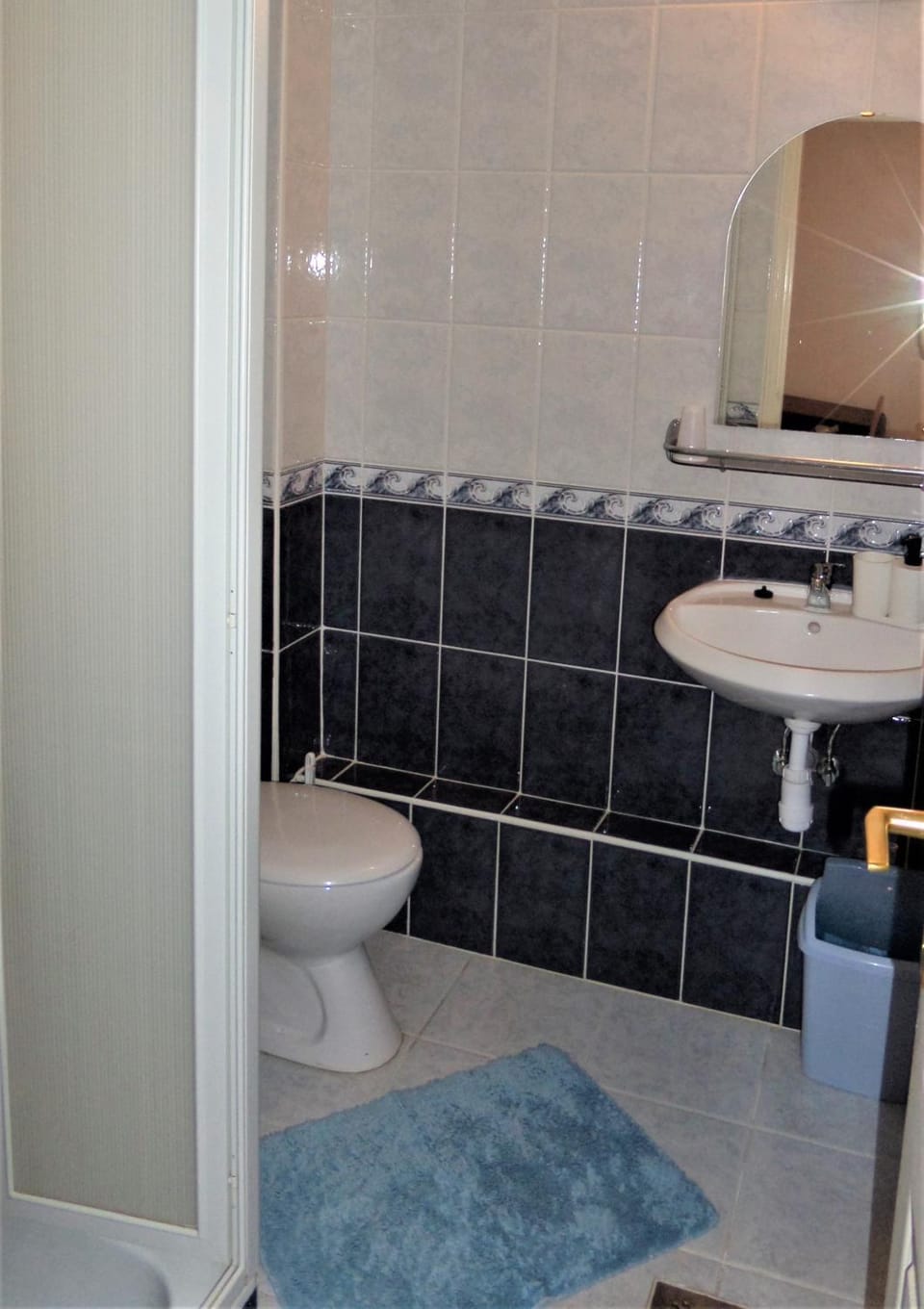 Shower, Toilet, Bathroom, towels
