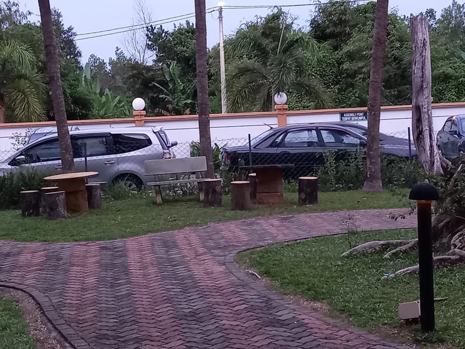 Garden, Garden, Parking