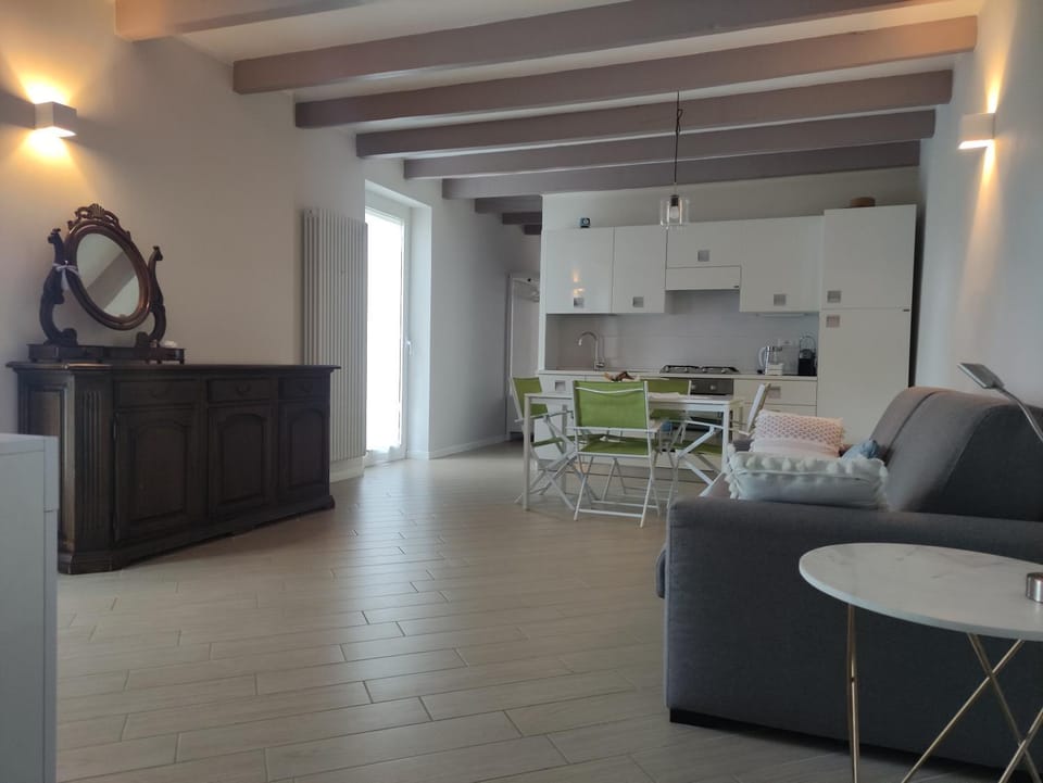TV and multimedia, Kitchen or kitchenette, Seating area