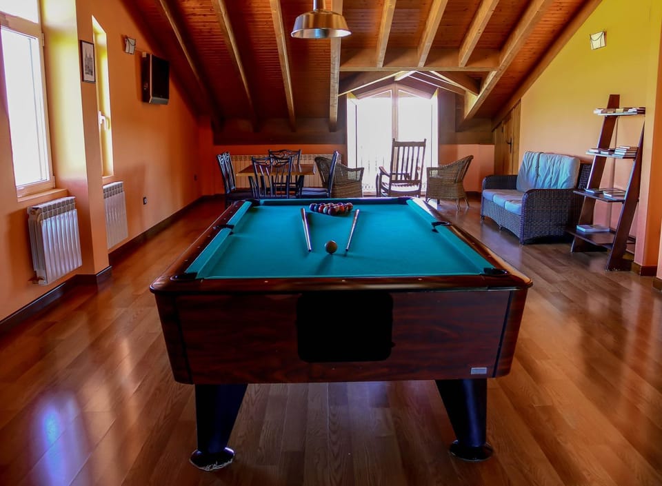 Billiard, Game Room