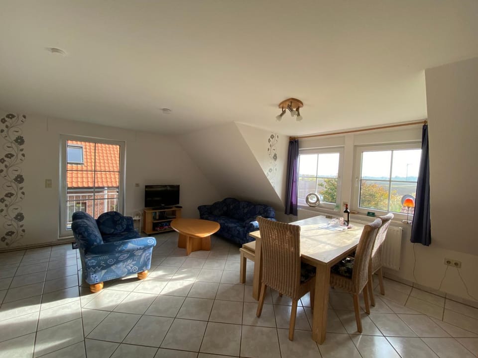 TV and multimedia, Living room, Seating area, Dining area