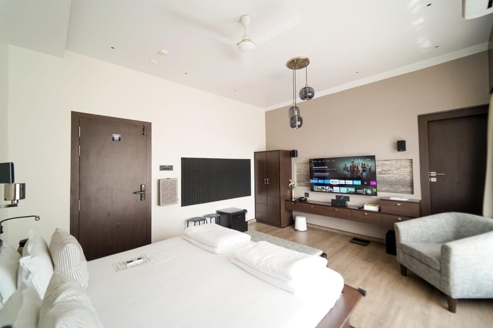 Bed, TV and multimedia, Photo of the whole room, Seating area, Bedroom, fireplace, wardrobe