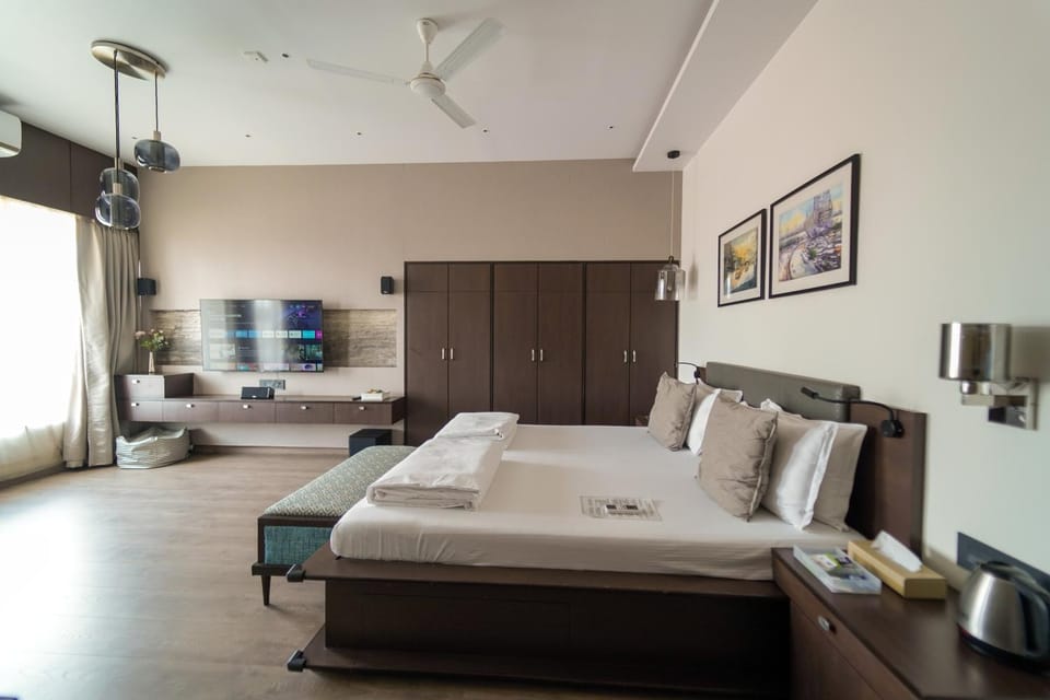 Bed, TV and multimedia, Photo of the whole room, Seating area, Bedroom, fireplace, wardrobe, Internal: Not applicable to any particular room