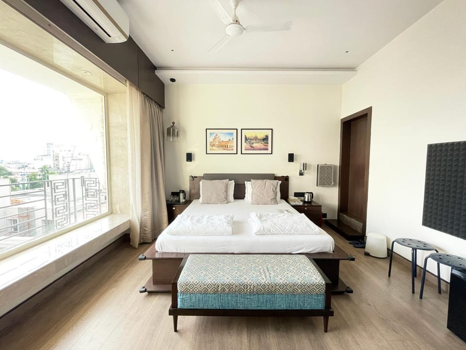Bed, Photo of the whole room, Seating area, Bedroom, air conditioner