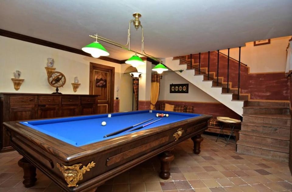 Billiard, Game Room