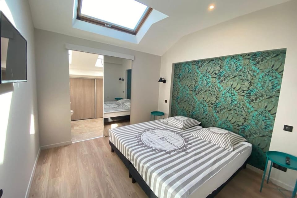 Bed, TV and multimedia, Photo of the whole room, Bedroom