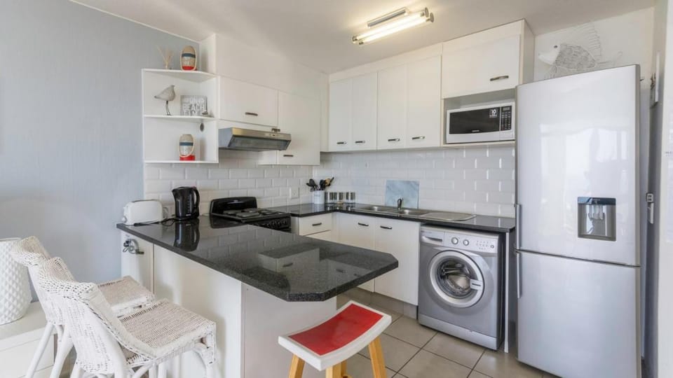 Coffee/tea facilities, Kitchen or kitchenette, Seating area