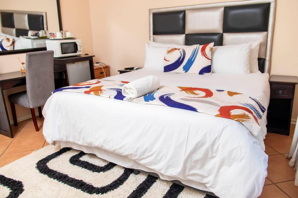 Bed, TV and multimedia, Bedroom