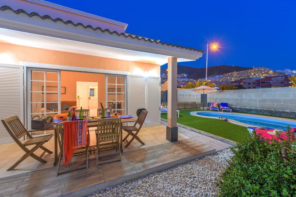 Villa Aloe con piscina climatizada, Playa Fañabe, Costa Adeje House in Costa Adeje