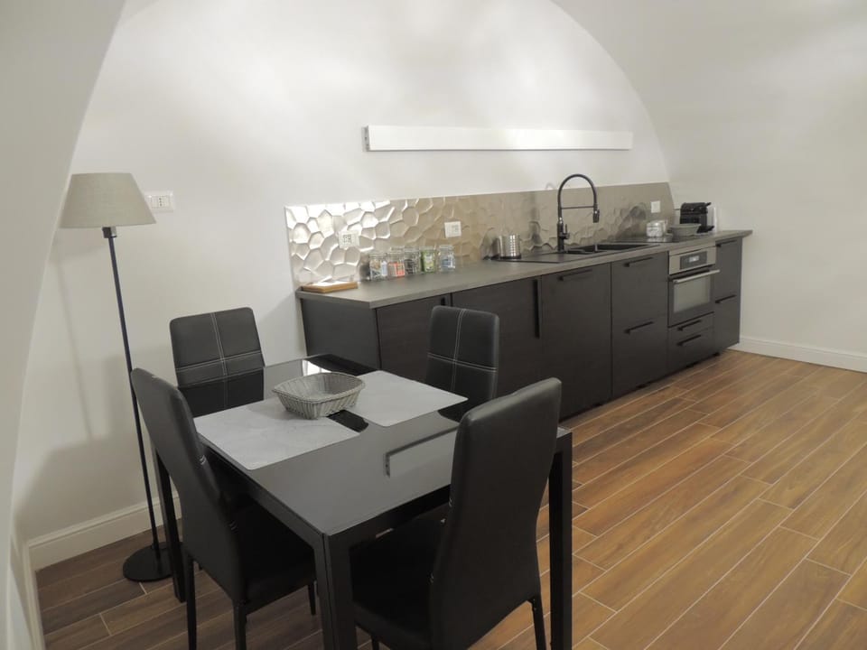 Coffee/tea facilities, Kitchen or kitchenette, Dining area, dishwasher, oven, stove