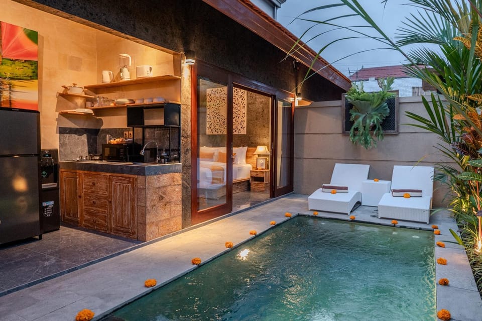 Kitchen or kitchenette, Swimming pool, sunbed